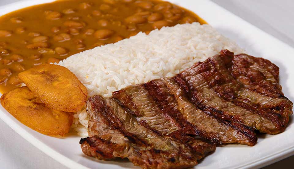 Arroz con menestra y carne ecuatoriana