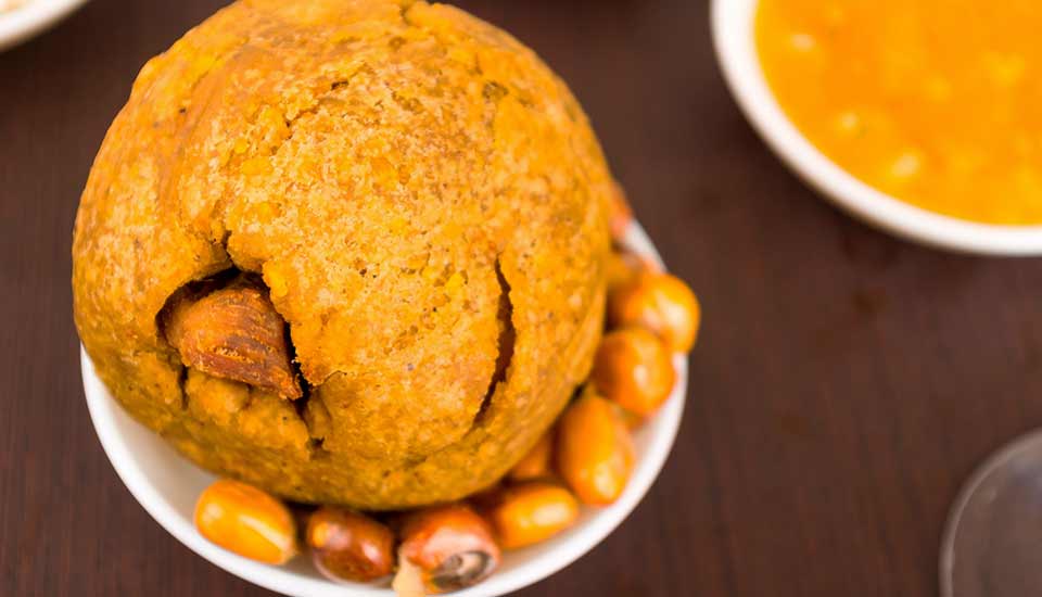 bolón de verde, comida típica del Ecuador